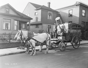 Horse-drawn_garbage_wagon,_Seattle,_1915.gif